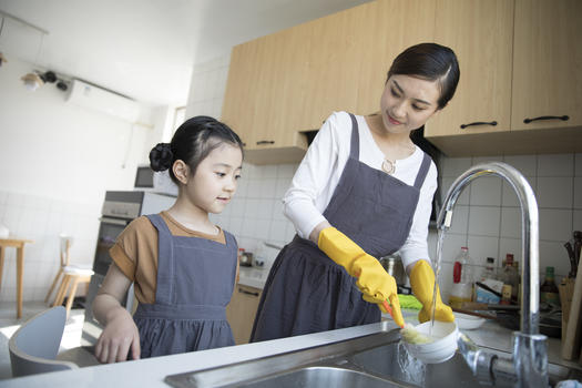 妈妈和女儿在新家厨房洗碗图片素材免费下载