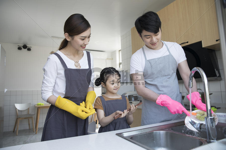 一家人在新家厨房洗碗图片素材免费下载