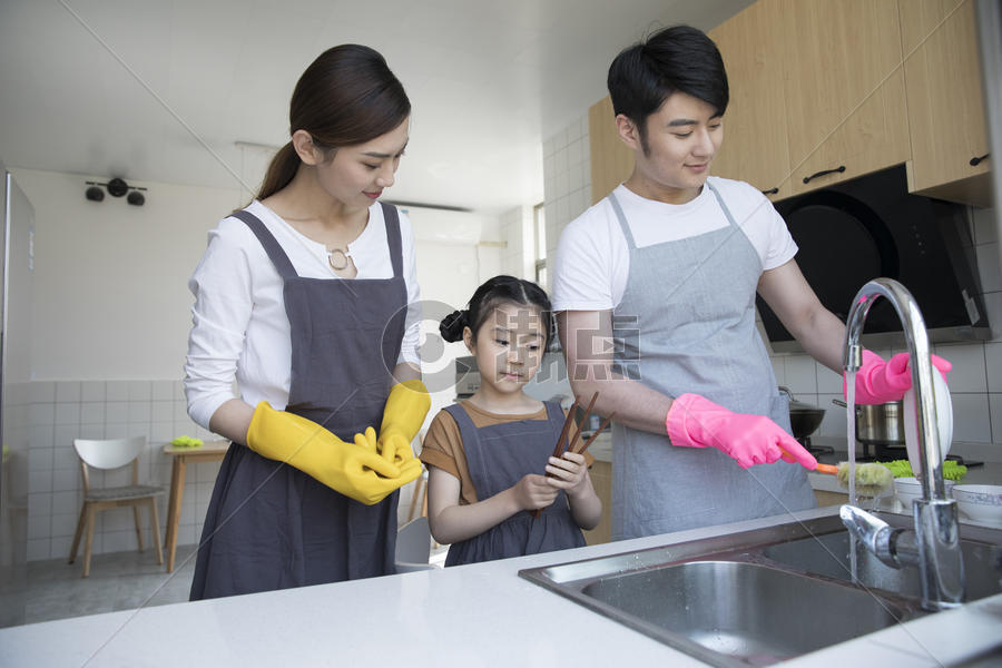 一家人在新家厨房洗碗图片素材免费下载