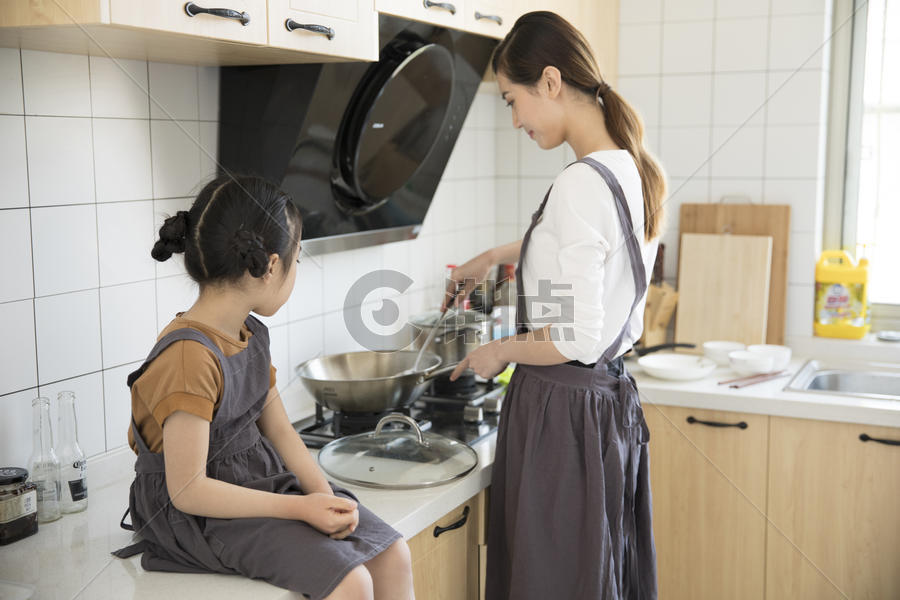 妈妈和女儿在新家厨房烧菜图片素材免费下载