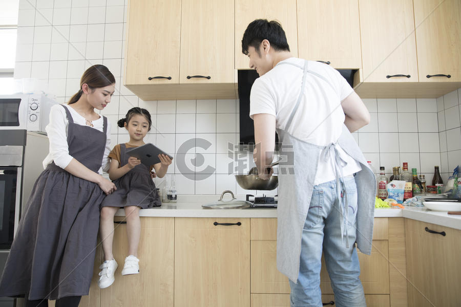 爸爸在新家给妈妈女儿下厨房图片素材免费下载