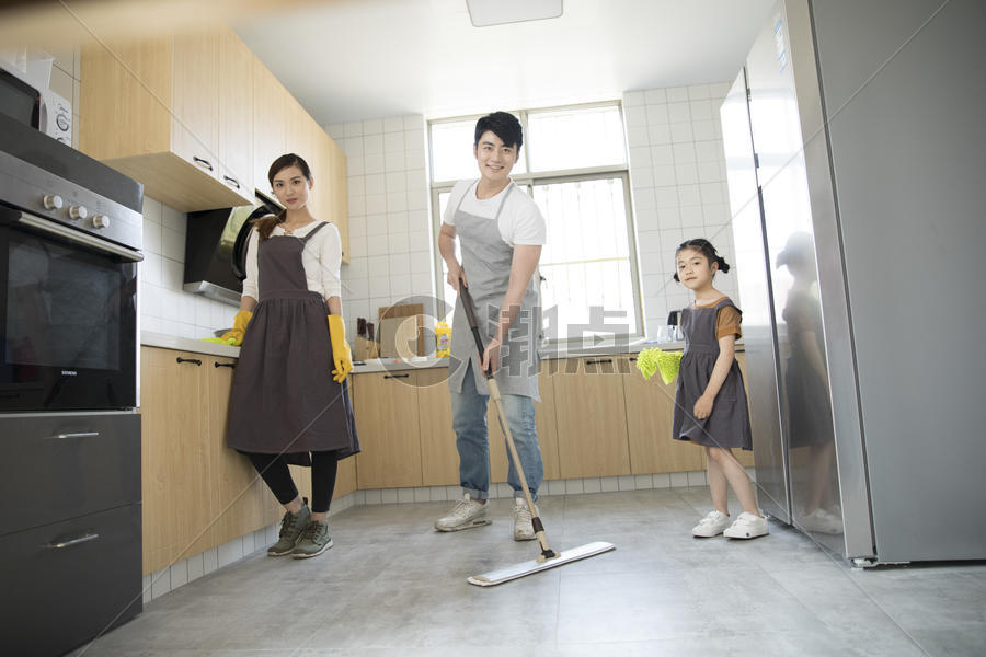 一家搬到新家打扫厨房卫生图片素材免费下载