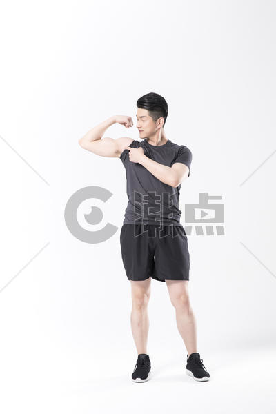 展示肌肉的运动男性图片素材免费下载