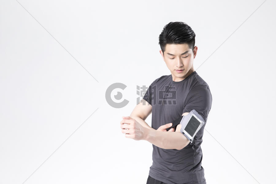 绑手机臂带的运动男性图片素材免费下载