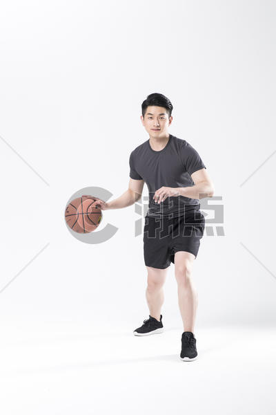 打篮球的运动男性图片素材免费下载
