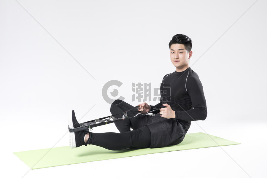 用瑜伽绳锻炼的运动男性图片素材免费下载