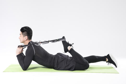 用瑜伽绳锻炼的运动男性图片素材免费下载