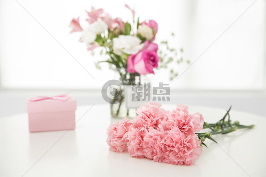 桌子上的康乃馨与礼盒图片素材免费下载