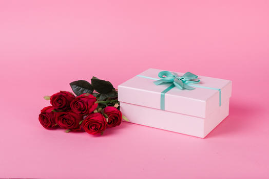 玫瑰花与礼盒图片素材免费下载