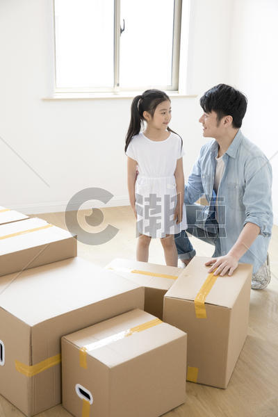一起整理搬家箱子的爸爸和女儿图片素材免费下载