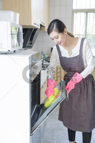 打扫厨房的青年女性图片素材免费下载