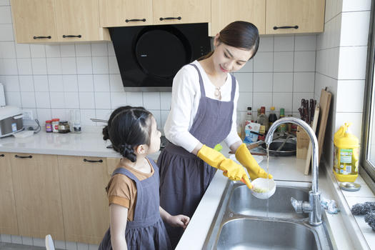 女儿和妈妈一起洗碗图片素材免费下载