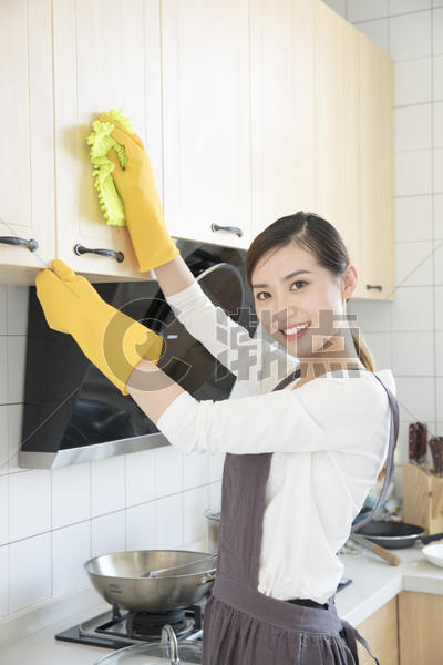 打扫厨房的青年女性图片素材免费下载