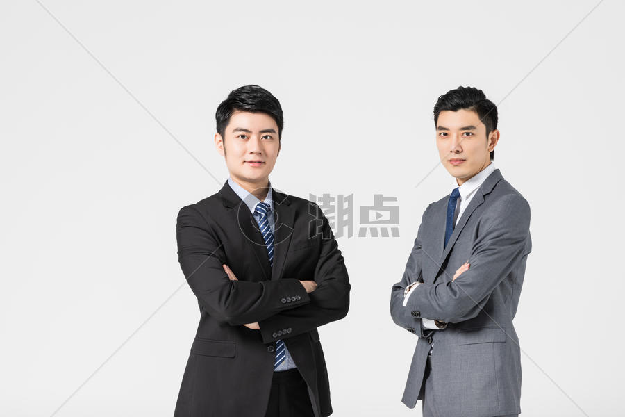 两个商务男性抱胸图片素材免费下载