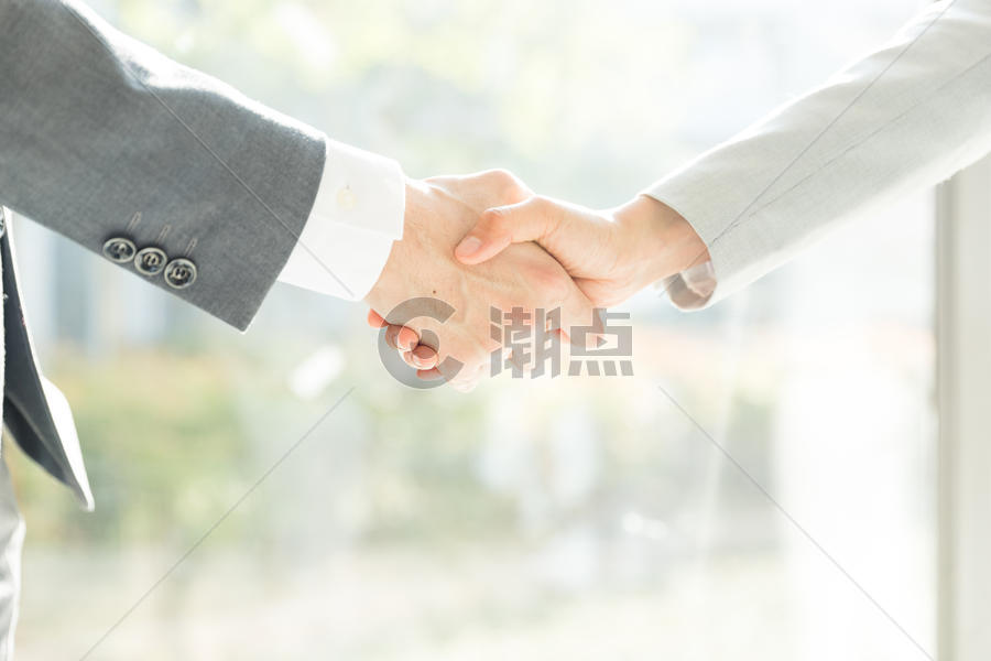商务男女合作握手特写图片素材免费下载