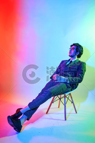商务男性色彩创意休闲坐姿图片素材免费下载