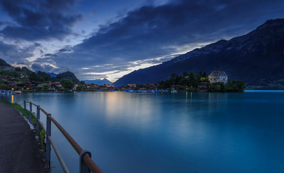 瑞士因特拉肯湖夜景风光图片素材免费下载