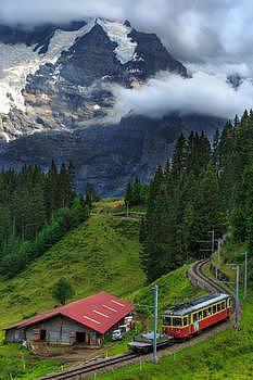 瑞士阿尔卑斯山区观光小火车