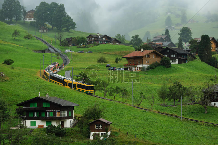 瑞士阿尔卑斯山区观光小火车图片素材免费下载