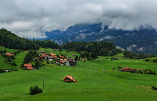 瑞士山区中的村庄图片素材免费下载