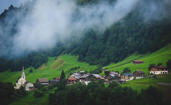瑞士山区中的村庄图片素材免费下载