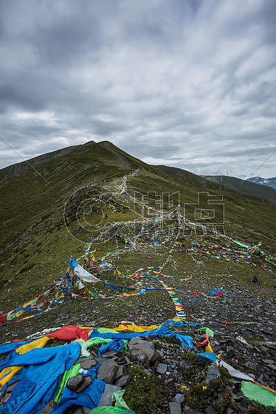 西藏高原上的经幡图片素材免费下载