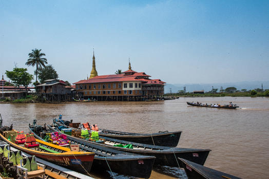 缅甸茵莱湖上的水上寺庙图片素材免费下载