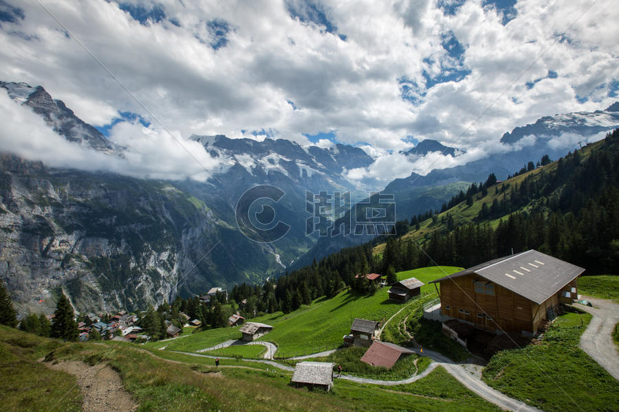 散落在阿尔卑斯山中的瑞士村庄图片素材免费下载