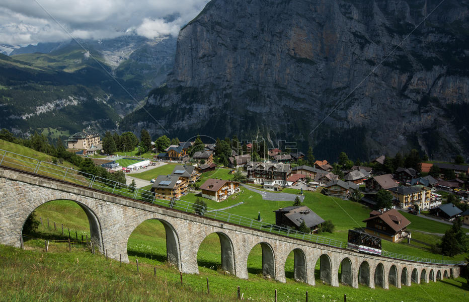 散落在阿尔卑斯山中的瑞士村庄图片素材免费下载