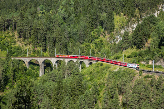 瑞士爬山火车图片素材免费下载