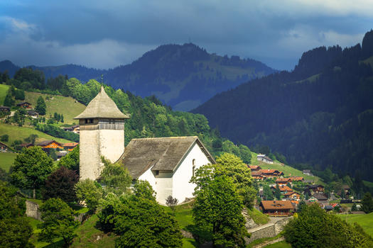 阿尔卑斯山谷中的村庄图片素材免费下载