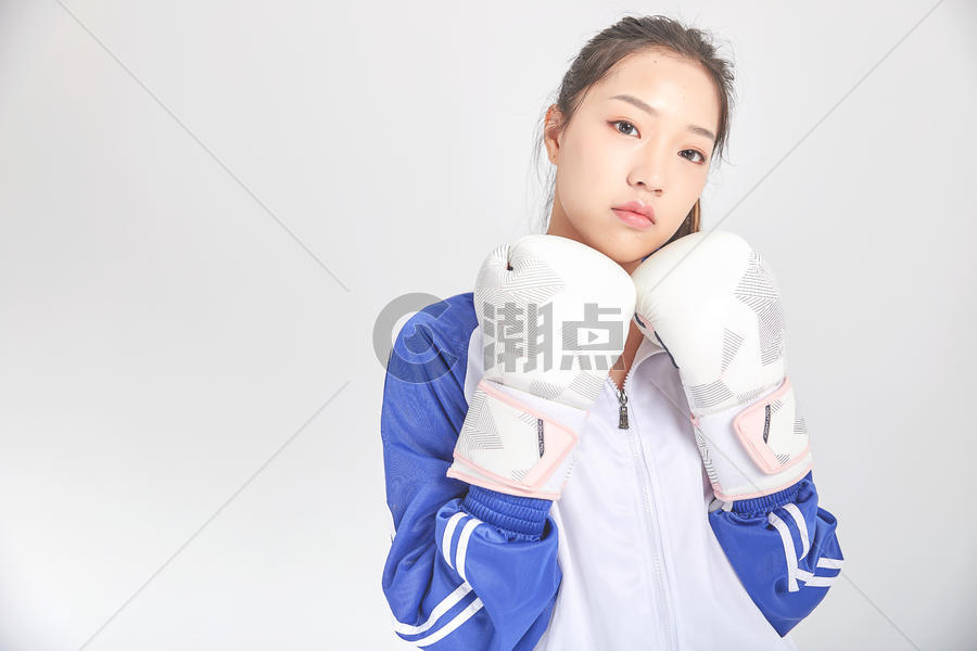 女高中生戴着拳击手套强大力量概念图片素材免费下载