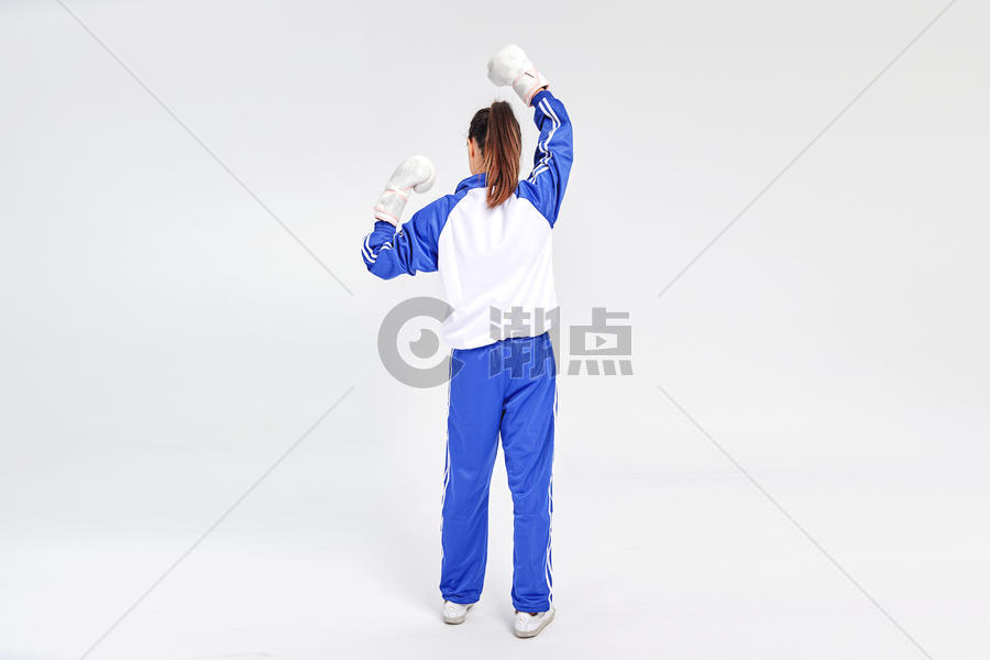 女高中生戴着拳击手套强大力量概念图片素材免费下载