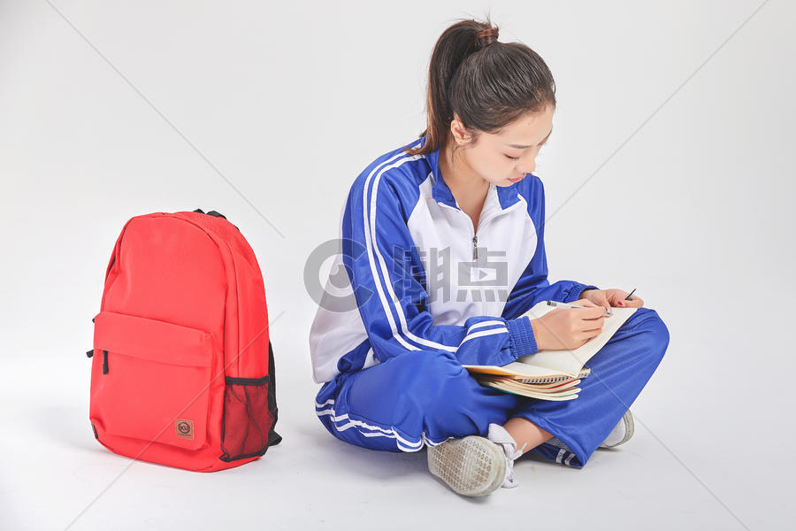 女高中生抱着书本坐姿图片素材免费下载