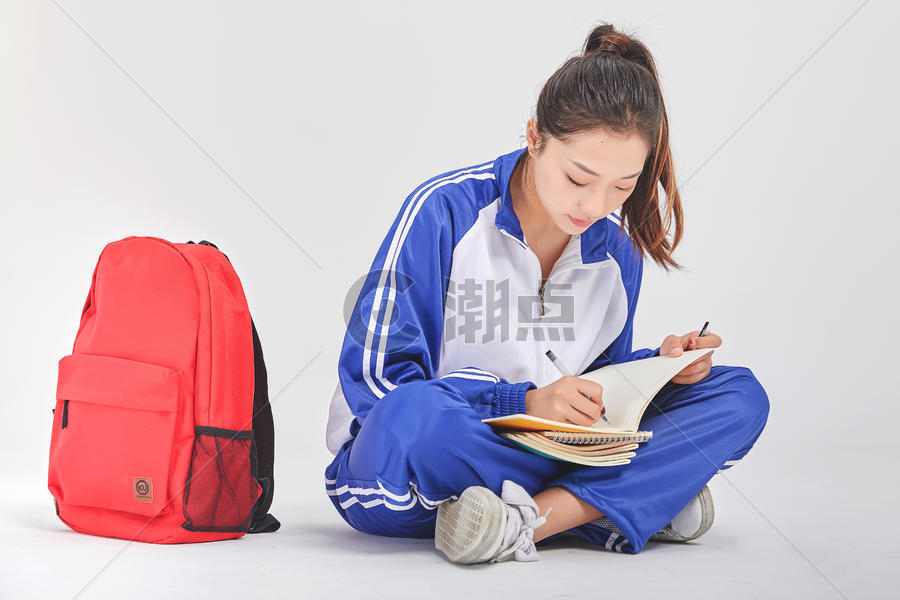 女高中生抱着书本坐姿图片素材免费下载
