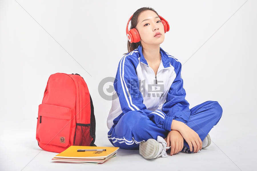 女高中生听音乐坐姿图片素材免费下载