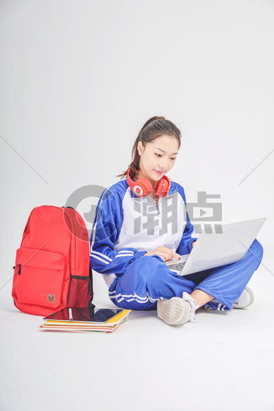 女高中生使用电脑远程学习坐姿图片素材免费下载