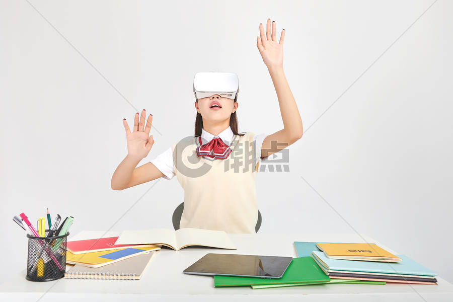 女高中形象虚拟现实动作图片素材免费下载