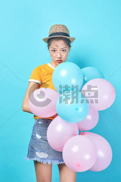 青年活力女性手持彩色气球图片素材免费下载