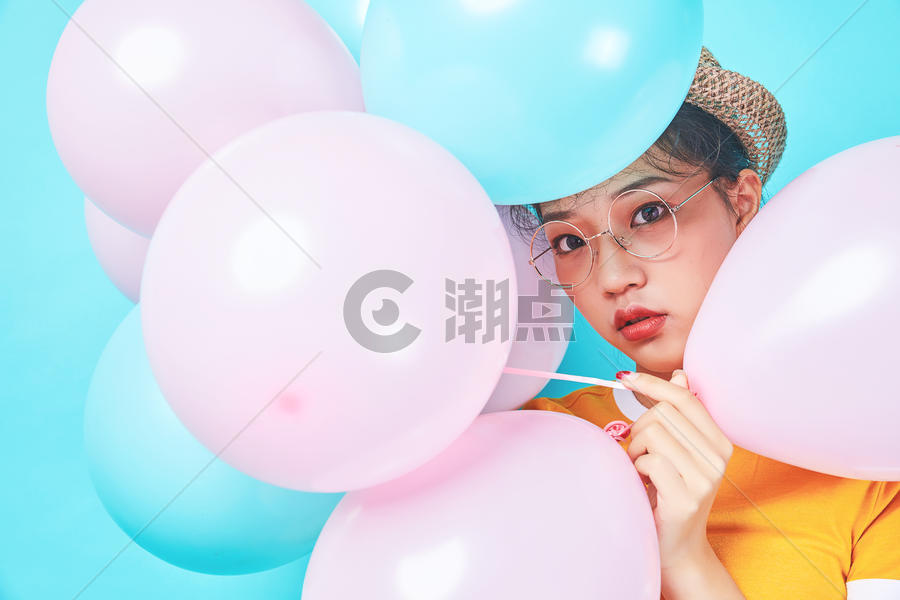 青年活力女性手持彩色气球图片素材免费下载