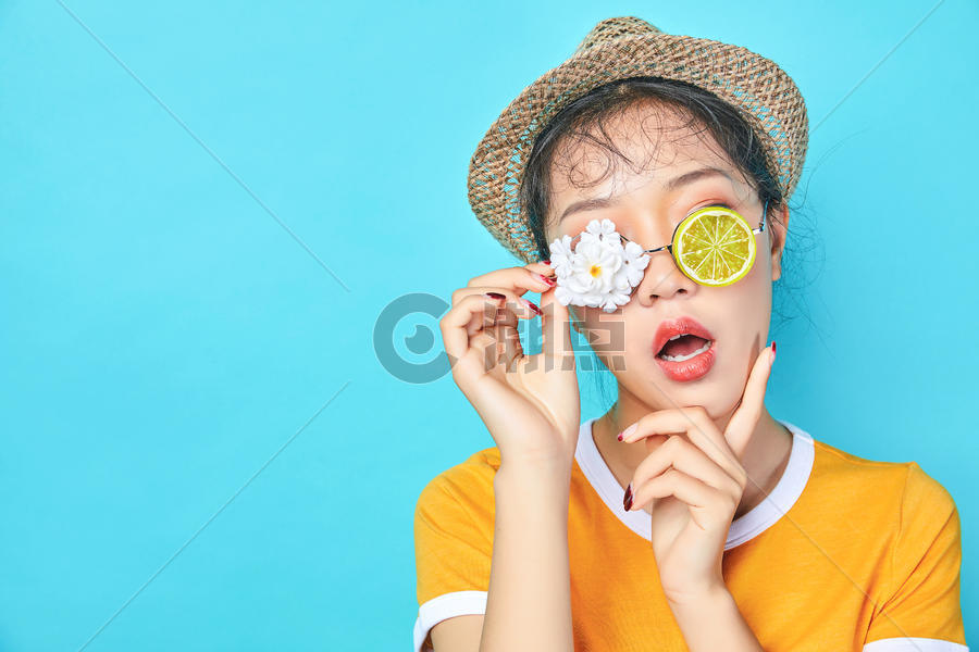 青年活力女性戴着创意眼镜图片素材免费下载