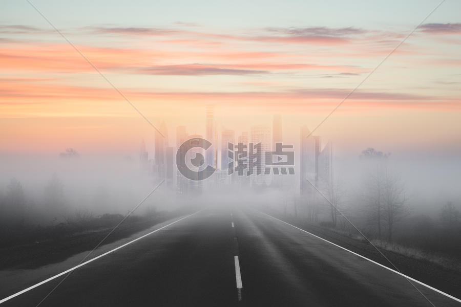 通往迷雾城市的公路图片素材免费下载