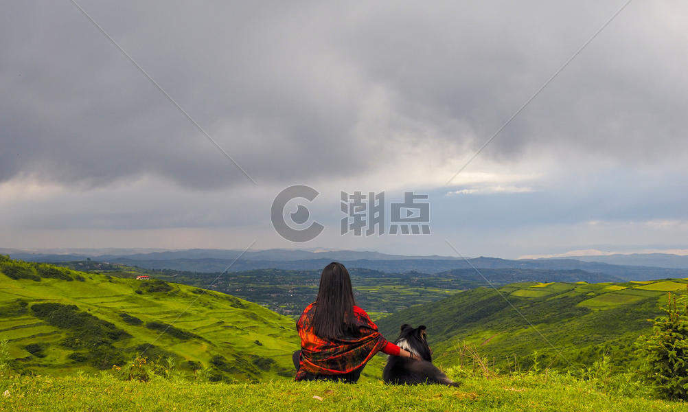 山脉风光女孩和狗图片素材免费下载