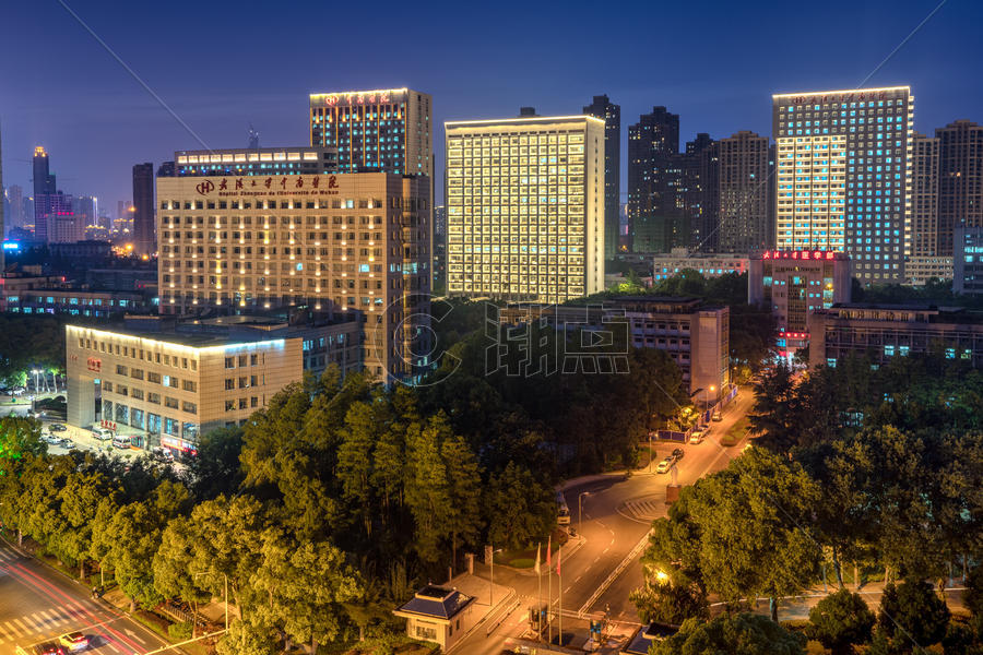 夜色下的武汉大学中南医院图片素材免费下载