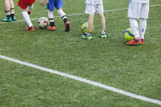 儿童踢球图片素材免费下载