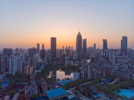 夕阳下远看城市高楼大厦图片素材免费下载