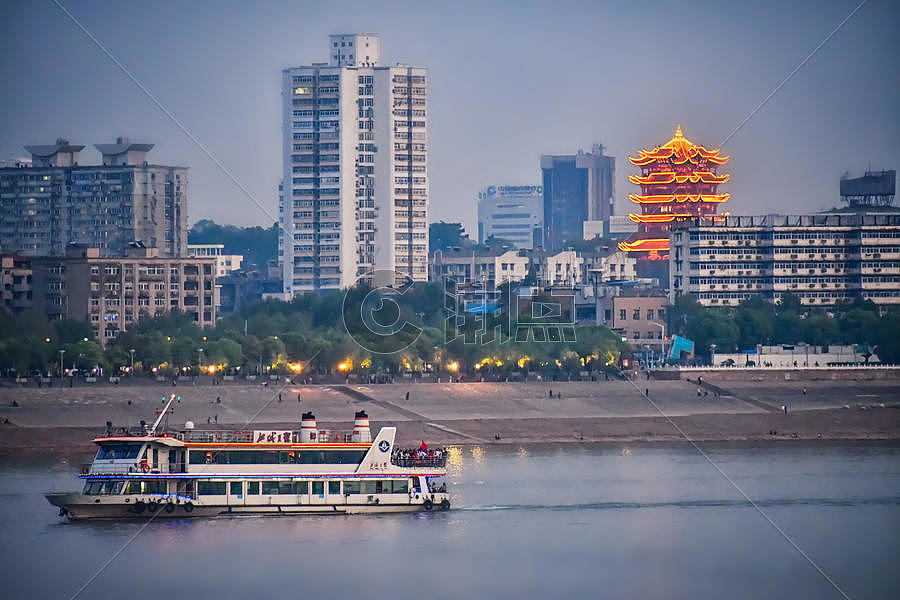 武汉长江上的游船图片素材免费下载