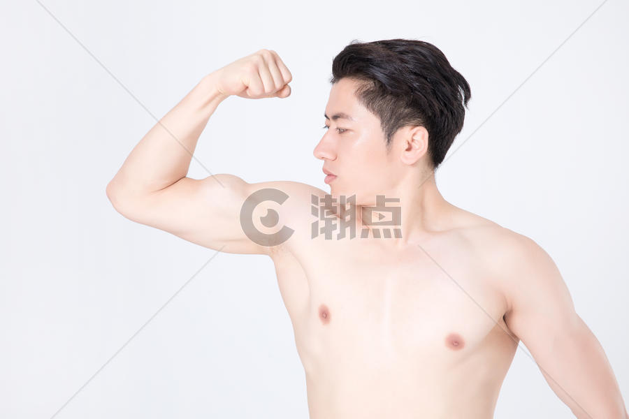 运动健身男性人像身材肌肉展示图片素材免费下载