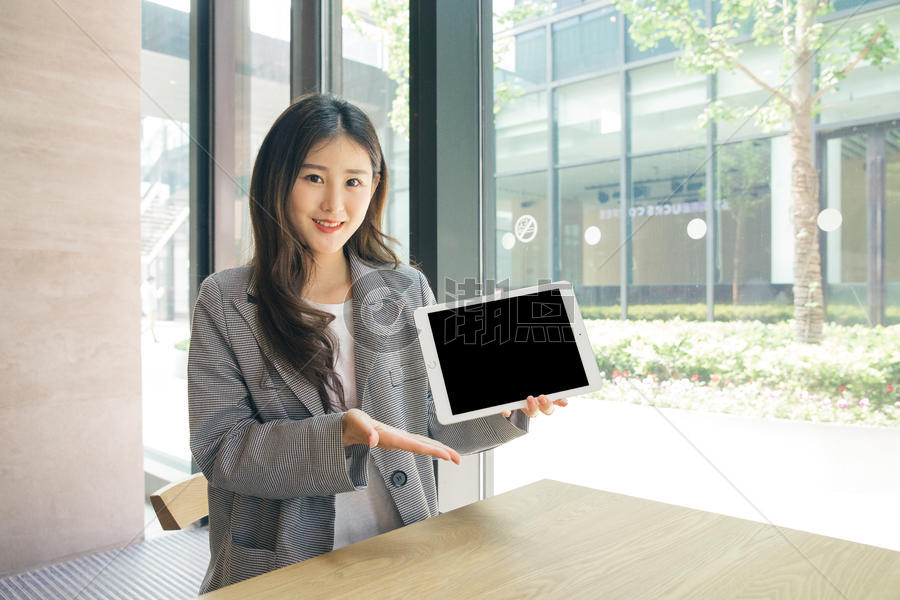 商务女性咖啡馆手持平板电脑图片素材免费下载
