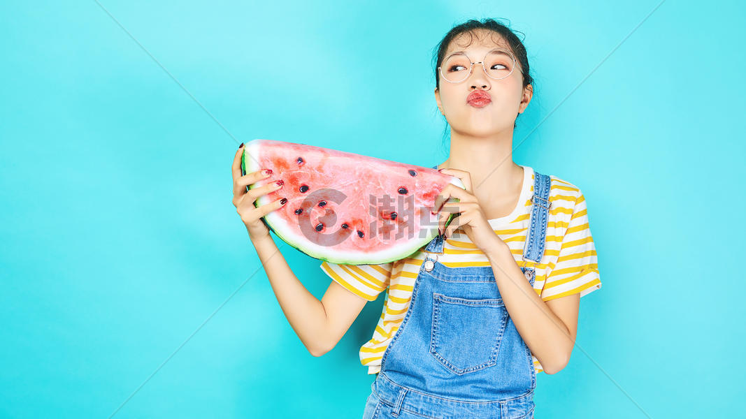 年轻女性手拿水果西瓜图片素材免费下载